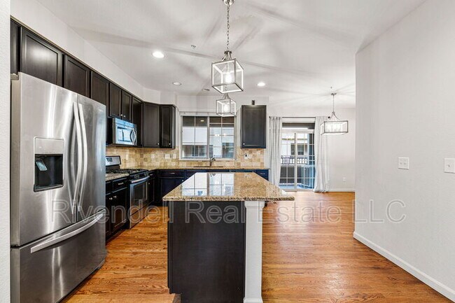 Foto del edificio - 851 Elmhurst Dr