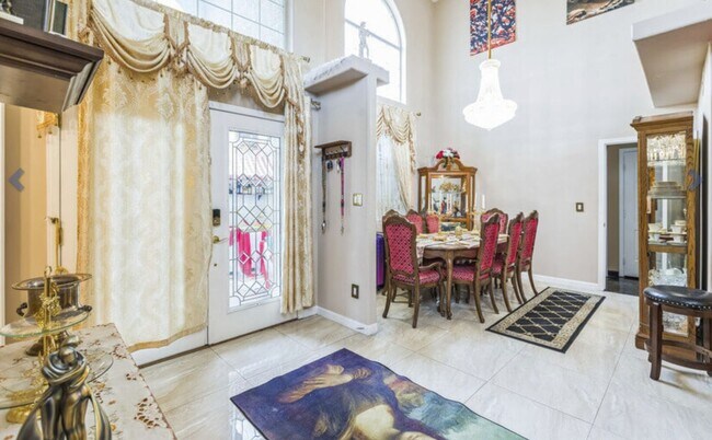 Foto del edificio - Fully Furnished Luxury Home with Solar