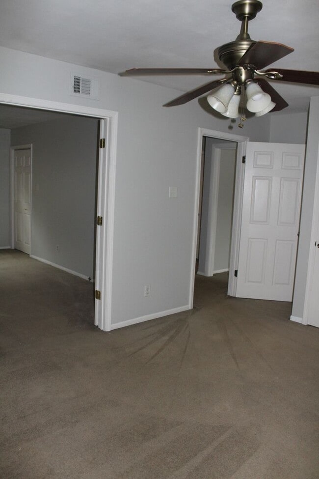 Foto del edificio - Spacious Home in High Point Terrace, on the Greenline