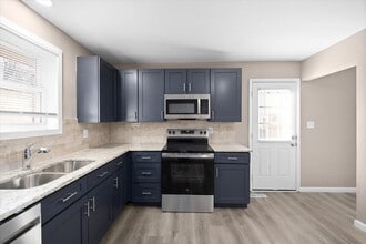 Building Photo - 6 Manor Dr
