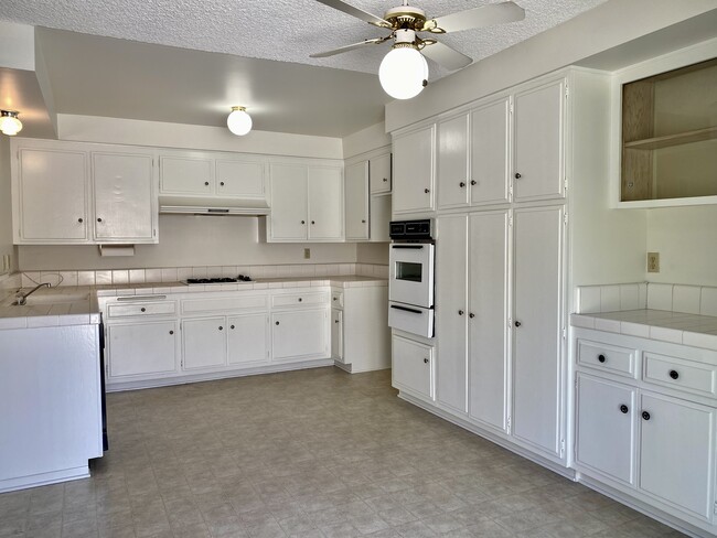 Kitchen - 3236 Fairesta St