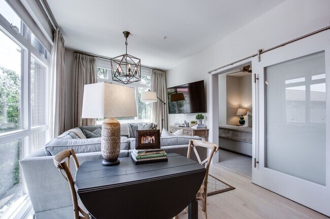 Foto del edificio - AMAZING Condo Overlooking Adams Morgan!