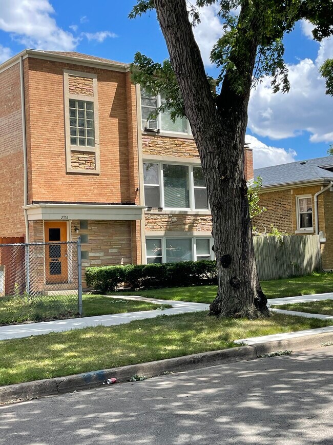 Building Photo - 2751 N Mont Clare Ave