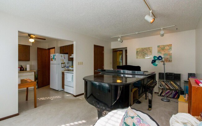 Foto del edificio - Clean three bedroom one bath duplex with walk out basement looking at trees, across from park