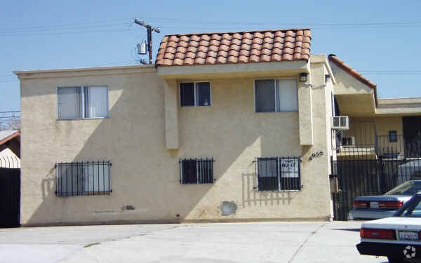 Building Photo - 4055 Winona Ave