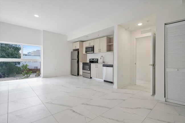Building Photo - 420 SW 7th Ave