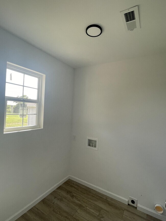 Foto del edificio - 1126 Three Corners Dr
