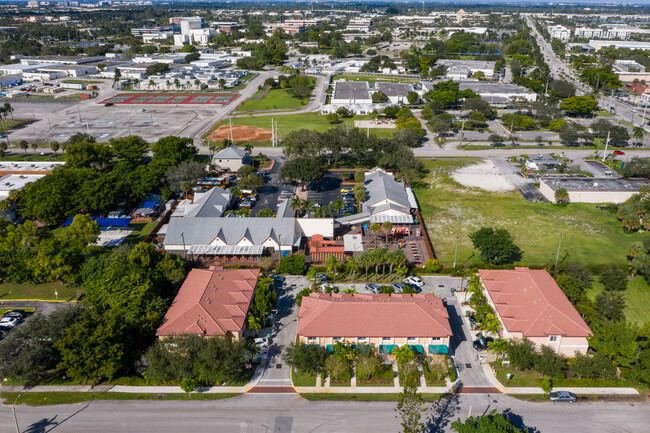 Building Photo - Town Square & Oak Landing Townhouses