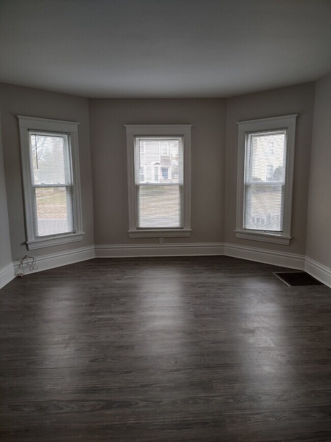 Foto del edificio - Updated 2-bedroom | Large Kitchen | Laundry in Building