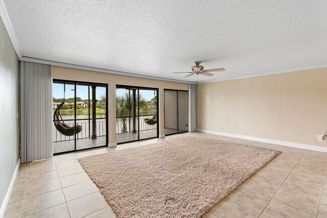 Foto del edificio - Lakefront lifestyle in this stunning 3-bed...
