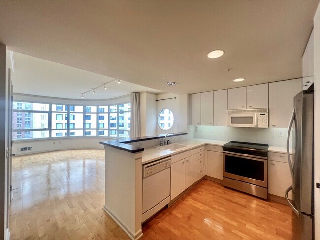 Foto del edificio - Excellent South Beach Location-1 Bed/1 Bath in Amenity Building with W/D & Garage Parking!