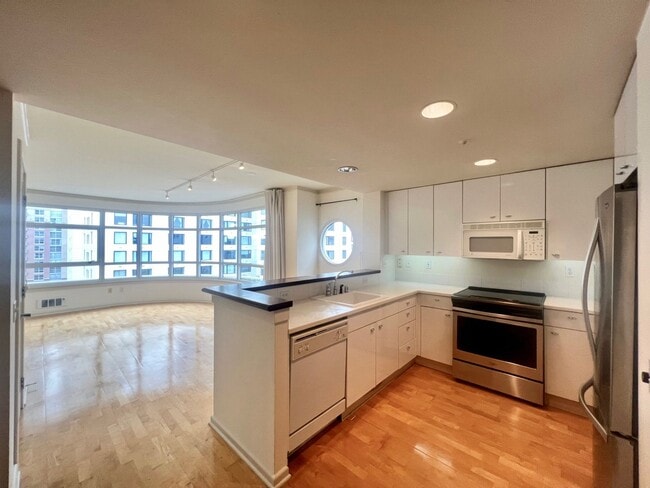 Building Photo - Excellent South Beach Location-1 Bed/1 Bath in Amenity Building with W/D & Garage Parking!