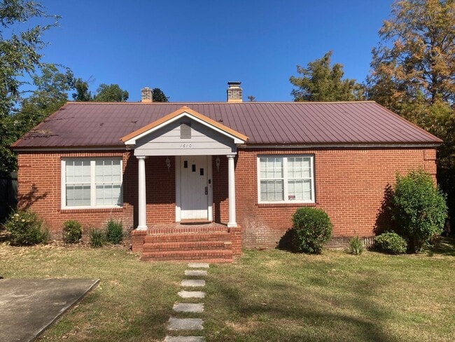 Building Photo - 4/3 House off of Bellevue! Available August 2026!