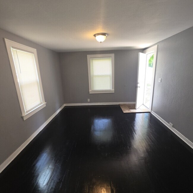 Foto del edificio - Cozy 3 bedrooms and 1 full bath home located on S Willow Ave in Independence, MO
