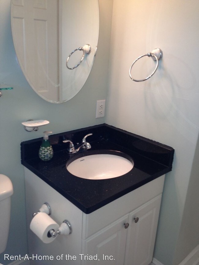 Building Photo - 818 5th Ave