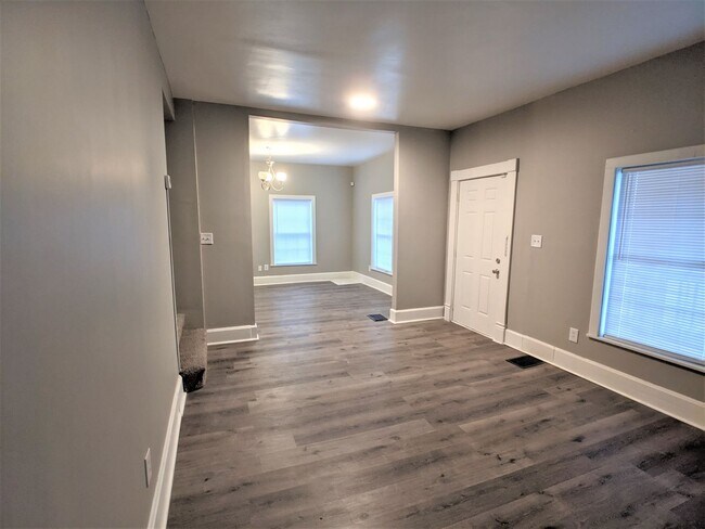 Building Photo - Spacious 3 bed 1.5 bath duplex in Indianap...