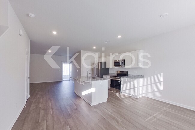 Building Photo - 2415 Banyan Cir