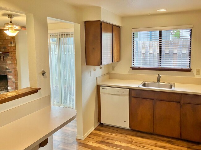 Foto del edificio - SPACIOUS SANDY DUPLEX ON PRIVATE LOT; FENC...