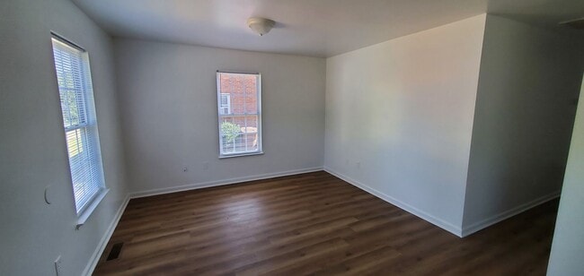Building Photo - 3 Bedroom 2 Bathroom Duplex
