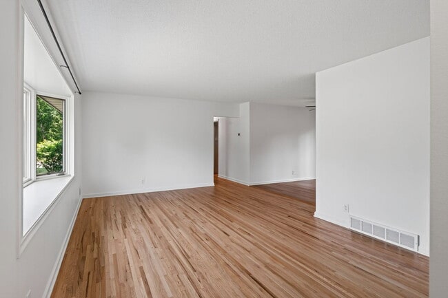 Building Photo - 2036 Coral Ln