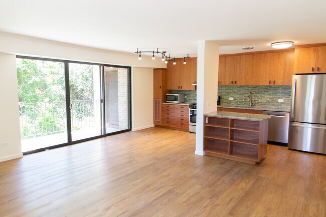 Puertas corredizas de vidrio que dan al balcón, con comedor. - 511 1st St N