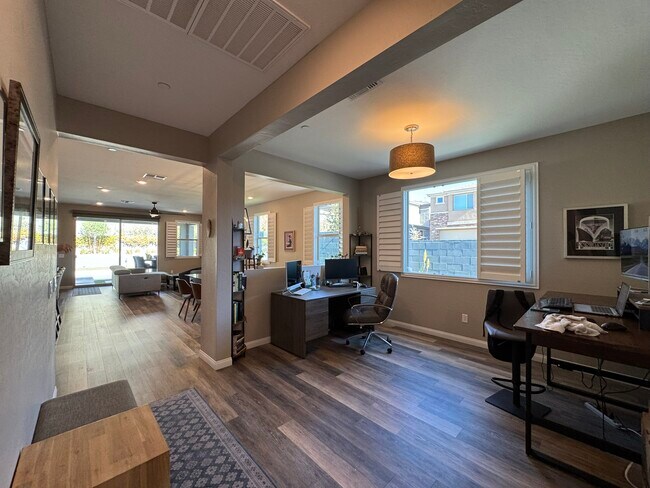 Foto del edificio - 331 Coastal Redwood St