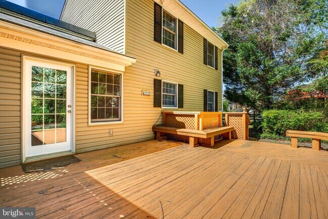 Building Photo - 5823 Silchester St