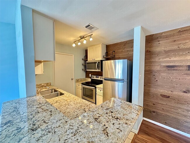 Building Photo - 3506 Cove View Blvd