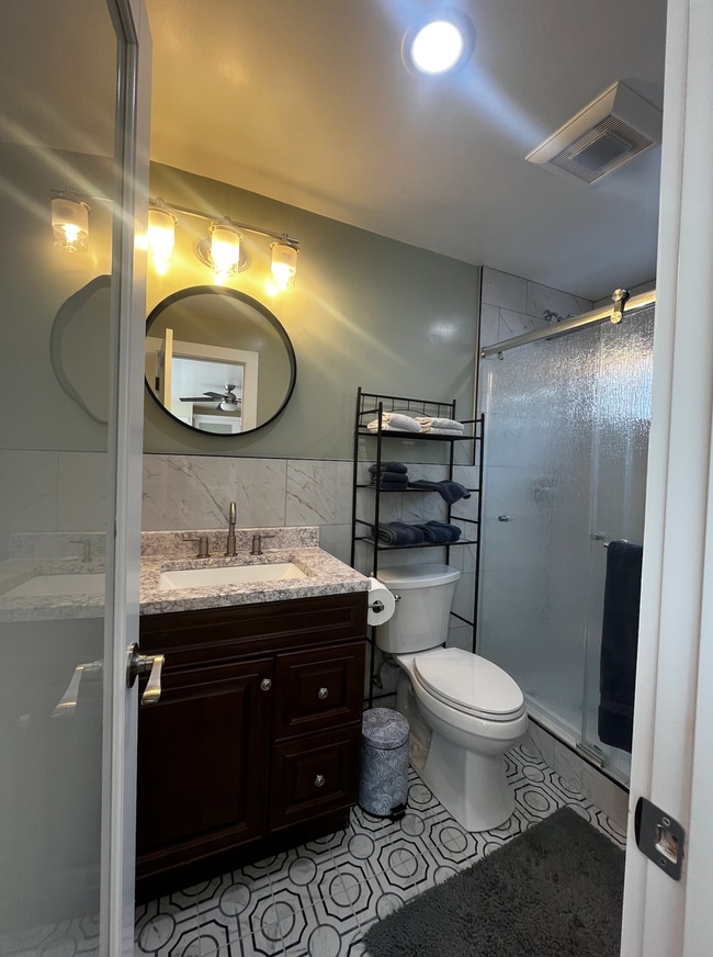 Building Photo - Fully Furnished Studio Available - Few Blo...