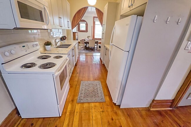 Building Photo - 71 Spadina Rd