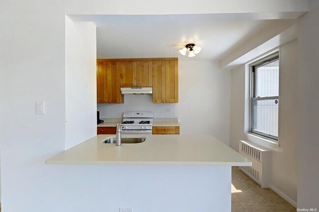 Building Photo - 85-15 Main St