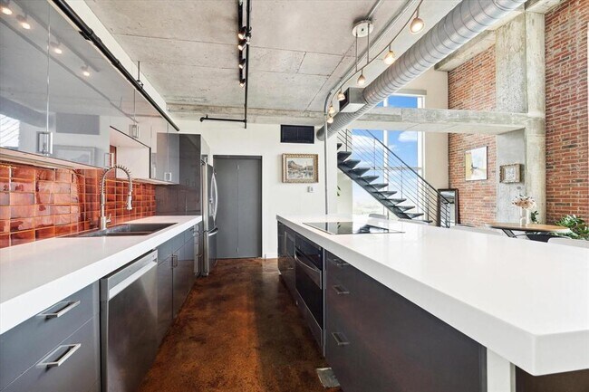 Building Photo - 2000 Bagby St