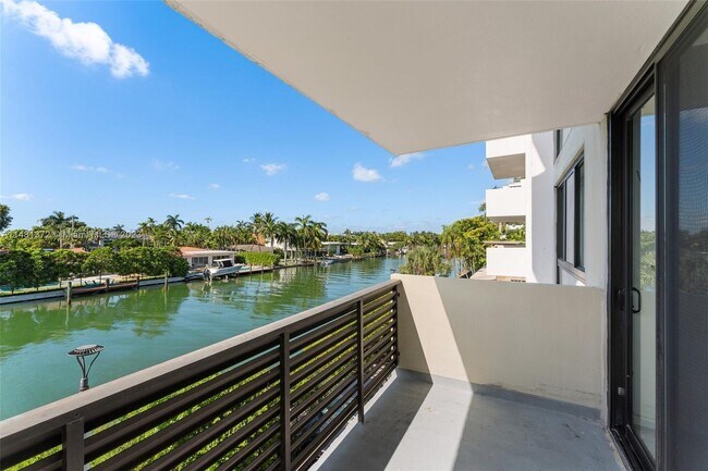 Foto del edificio - 9800 W Bay Harbor Dr