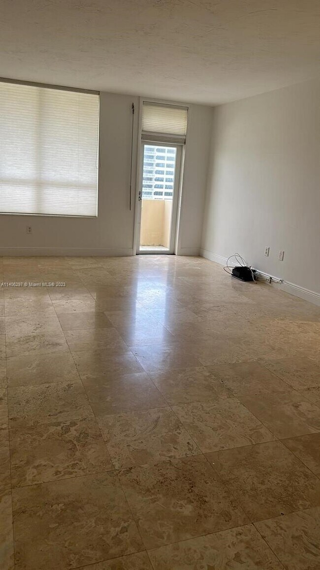 Foto del edificio - 10185 Collins Ave