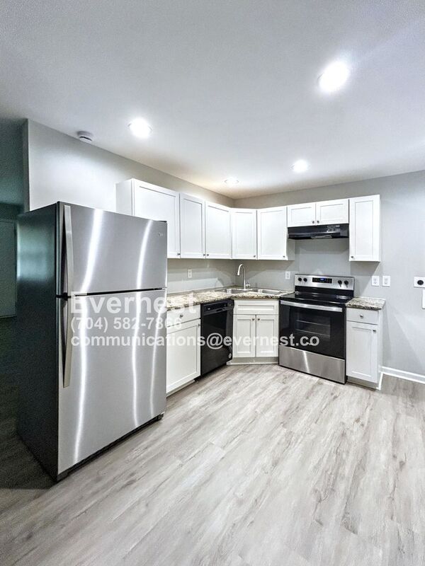 Building Photo - 4421 McKinley Dr