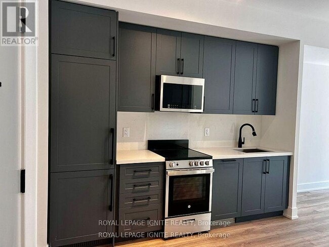 Photo du bâtiment - 2450 Old Bronte Rd