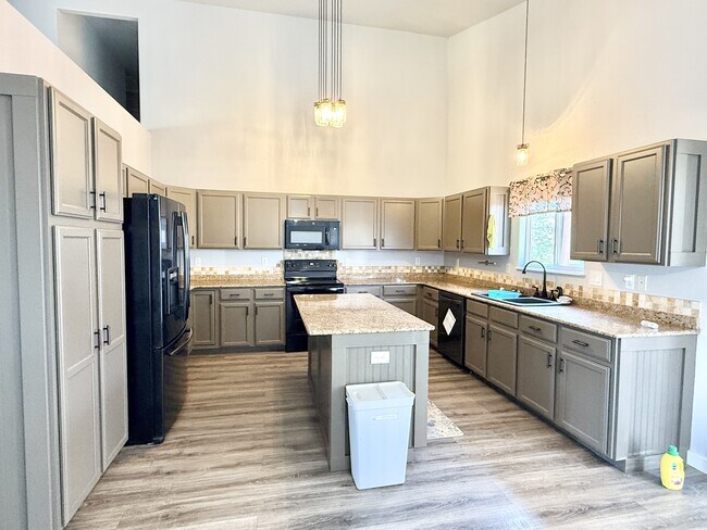 Building Photo - 3325 Crazy Horse Dr