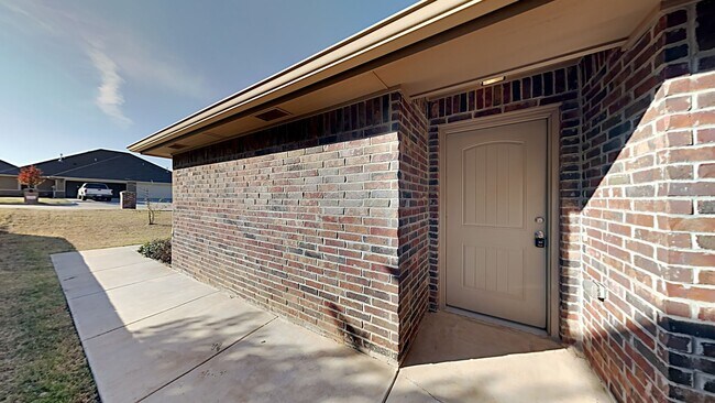 Foto del edificio - Luxury 3 Bedroom 2 Bathroom Duplex in Yukon Schools