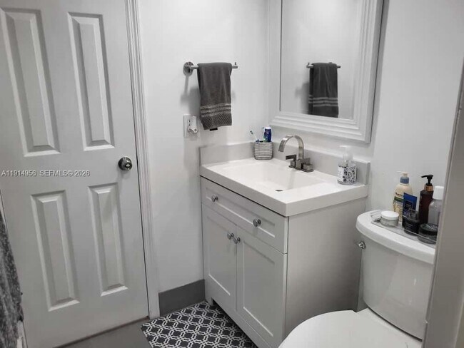 Photo - 960 N Franklin Ave Apartment