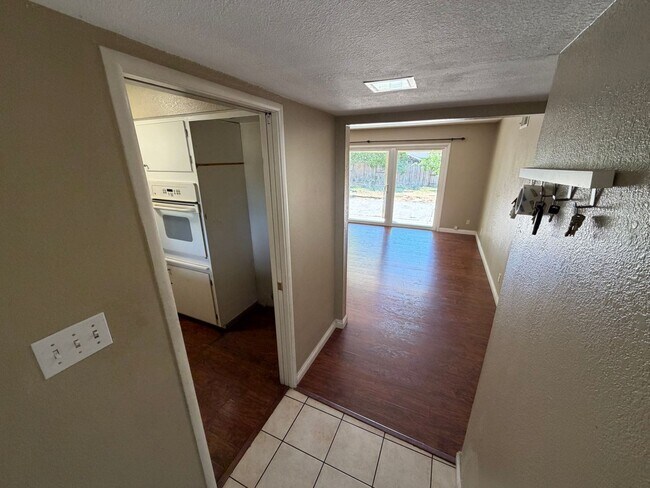 Building Photo - 4752 Crestview Dr
