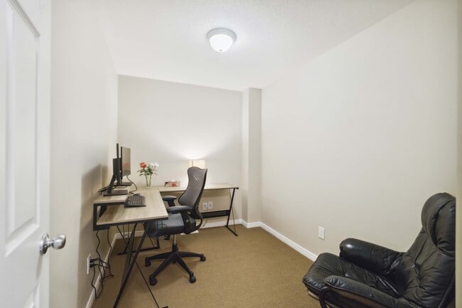 Building Photo - 506 Barholm Private