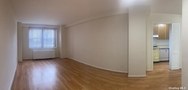 Foto del edificio - 61-20 Grand Central Pkwy