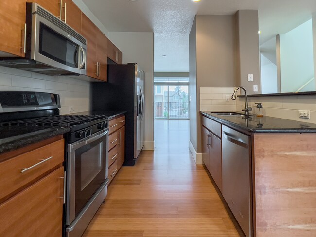 Foto del edificio - Enjoy this 3 Bedroom 2.5 Bathroom End Townhome ~ 2 Car Garage + Washer & Dryer! Great Cedar Mill ...