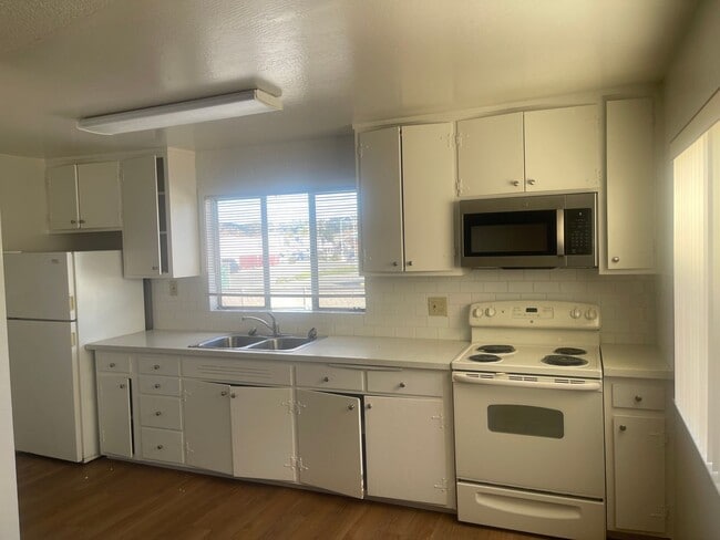 Building Photo - Upstairs unit easy access to freeway 80