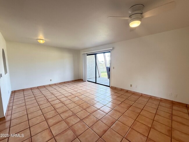 Foto del edificio - 611 W 13th St