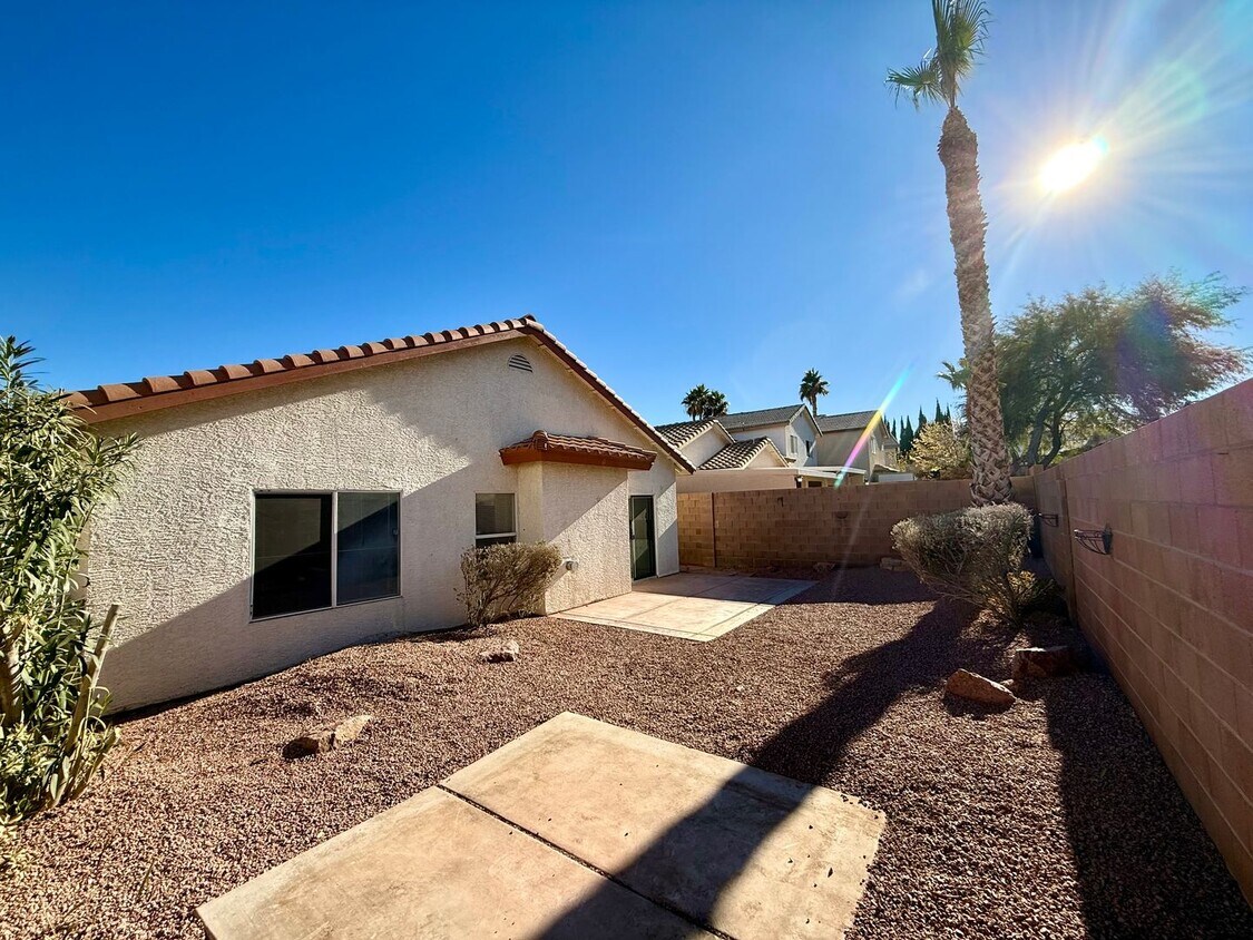 Foto principal - 3 Bedroom Home off of S Eastern and Sunrid...