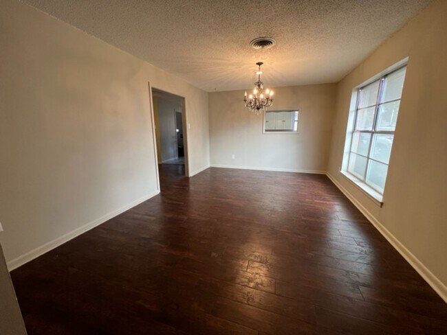 Building Photo - 3626 BROOK HOLLOW DR