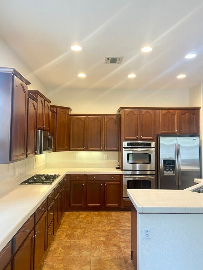 Foto del edificio - Lovely single story 4 bedroom 3 bath home ...