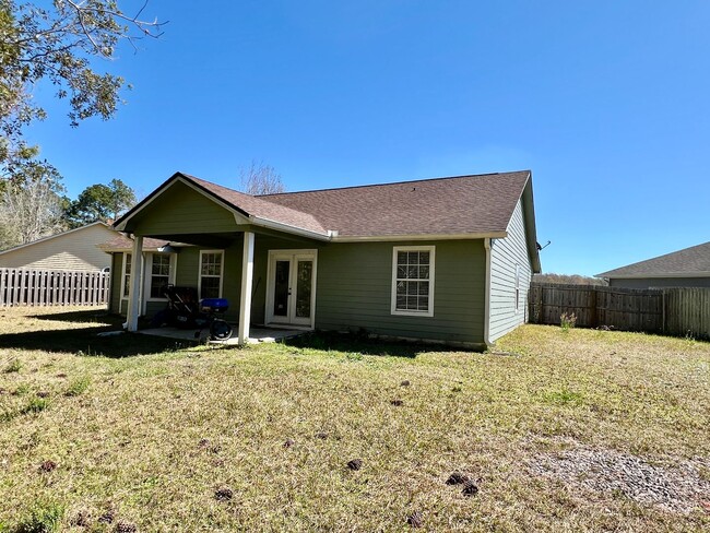 Building Photo - 4/2 with fenced in yard !