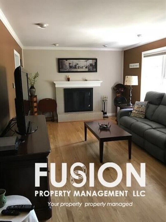 Foto del edificio - Spacious 3-Bedroom Home with POOL, Garage & Fenced Yard – New North End